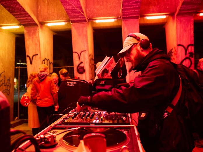DJ der vender plader under et kulturarrangement ved Højbanen på Nørrebro Stationsområde